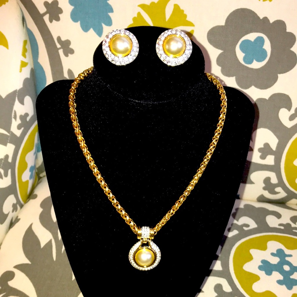Necklace and earrings set with crystals and faux pearls